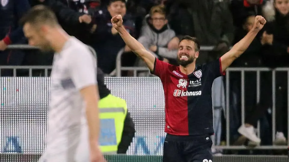 O Cagliari assegurou um grande triunfo e complicou a vida da Inter no G-4 da Serie A