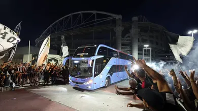 Mais de 100 &ocirc;nibus e viagem por 100 reais: torcida do Botafogo prepara invas&atilde;o a Buenos Aires