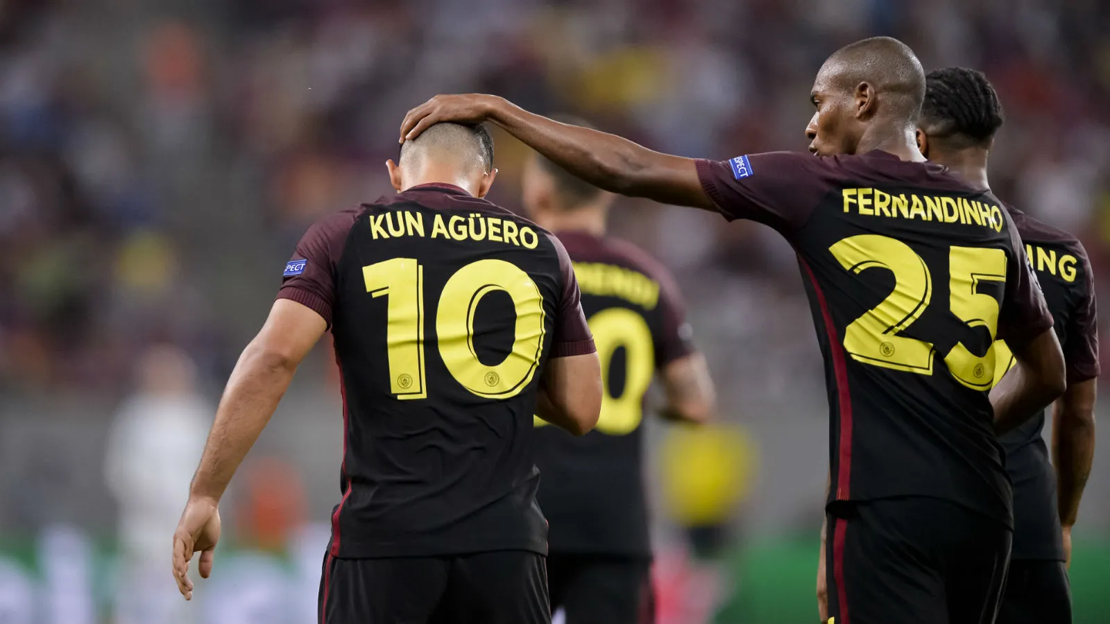 Ag&uuml;ero perdeu dois p&ecirc;naltis, mas se redimiu com tr&ecirc;s gols e liderou o passeio do City na LC