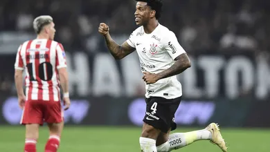 Corinthians repete erros, mas vence Estudiantes em partida marcada por homenagens &agrave;s v&iacute;timas de acidente