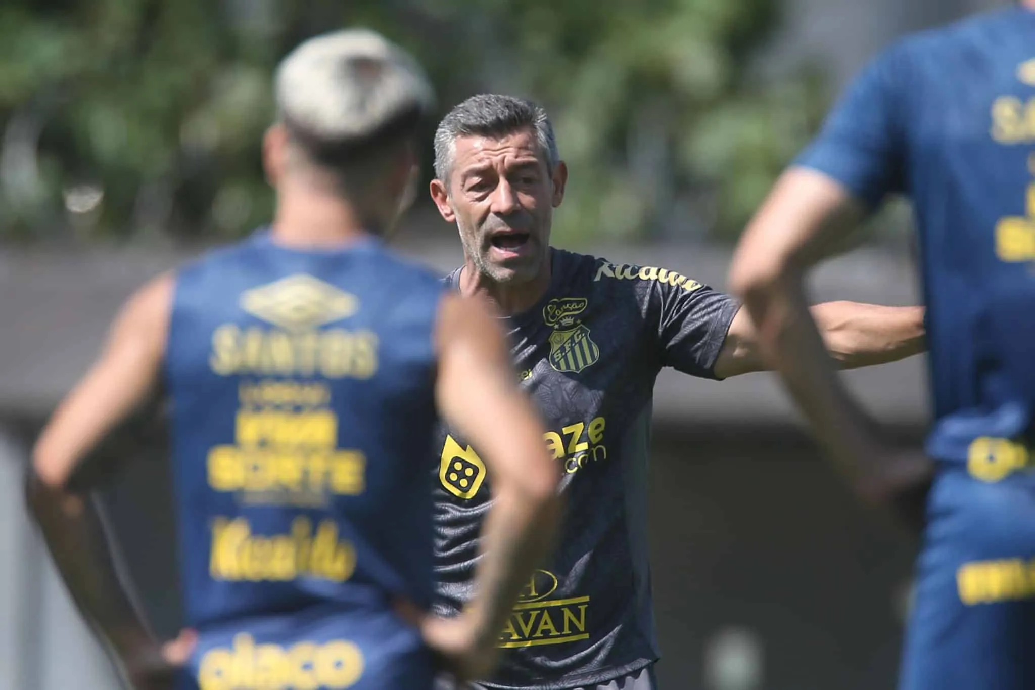 Caixinha orientando Soteldo nos treinamentos