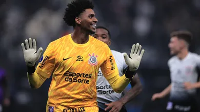Hugo Souza abre a porta da esperan&ccedil;a para o Corinthians na Sul-Americana