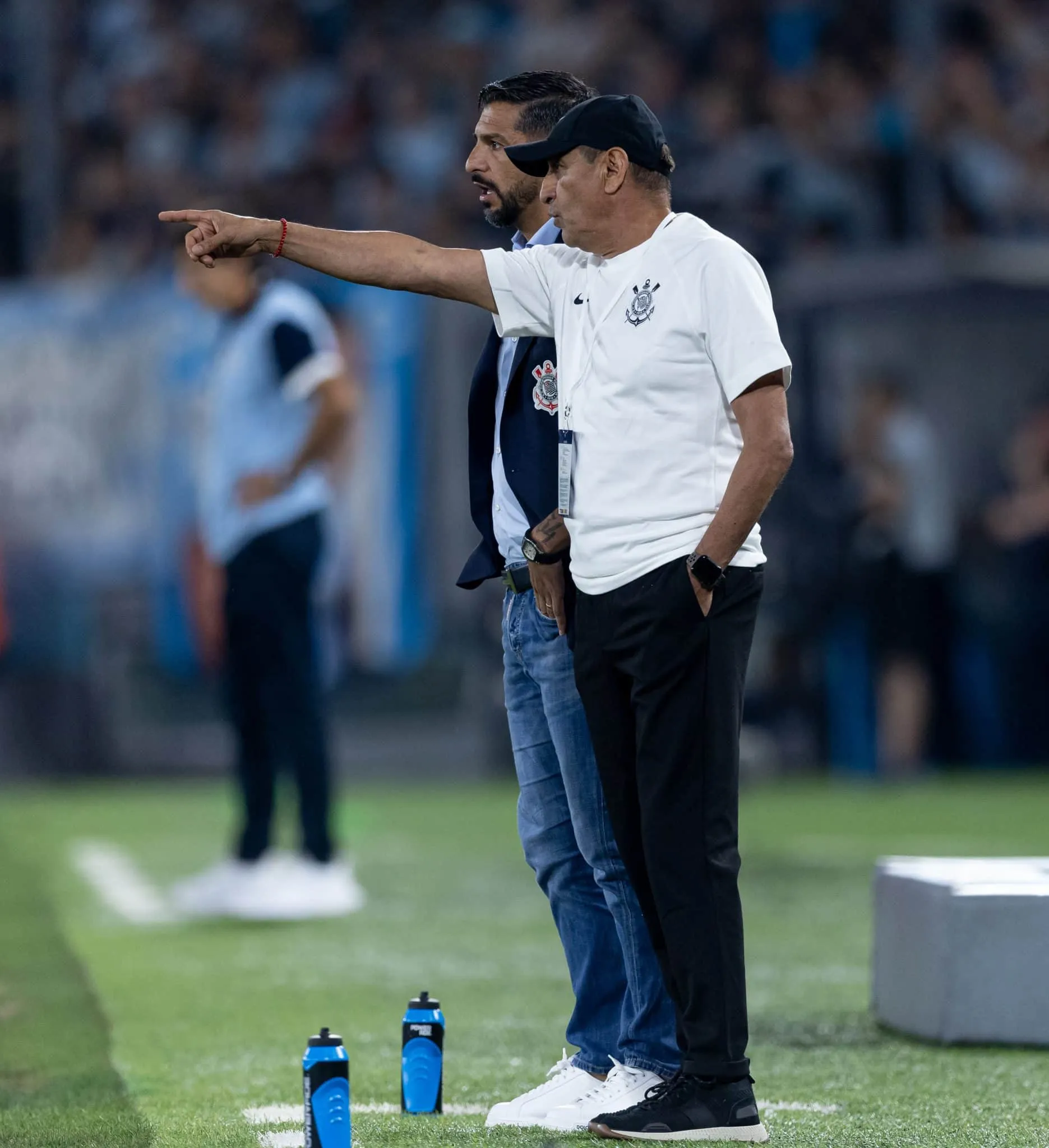 Fora da realidade, Ram&oacute;n defende trabalho no Corinthians e diz: &lsquo;Contrato at&eacute; o fim de 2025&rsquo;