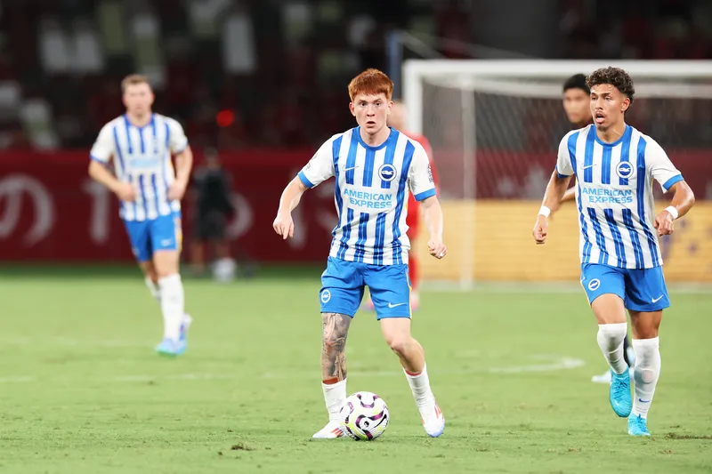 Valent&iacute;n Barco, craque do FM 24, com a camisa do Brighton