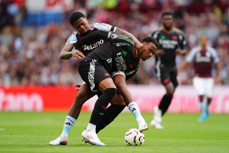 Gabriel Magalh&atilde;es em disputa de bola com Leon Bailey