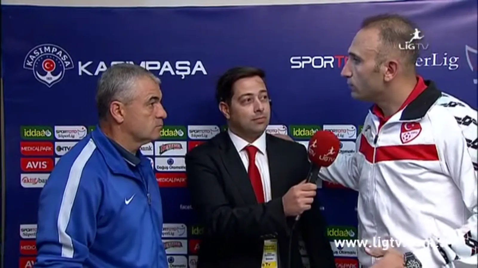 &Aacute;rbitro turco invade entrevista de t&eacute;cnico para pedir desculpa por erro decisivo