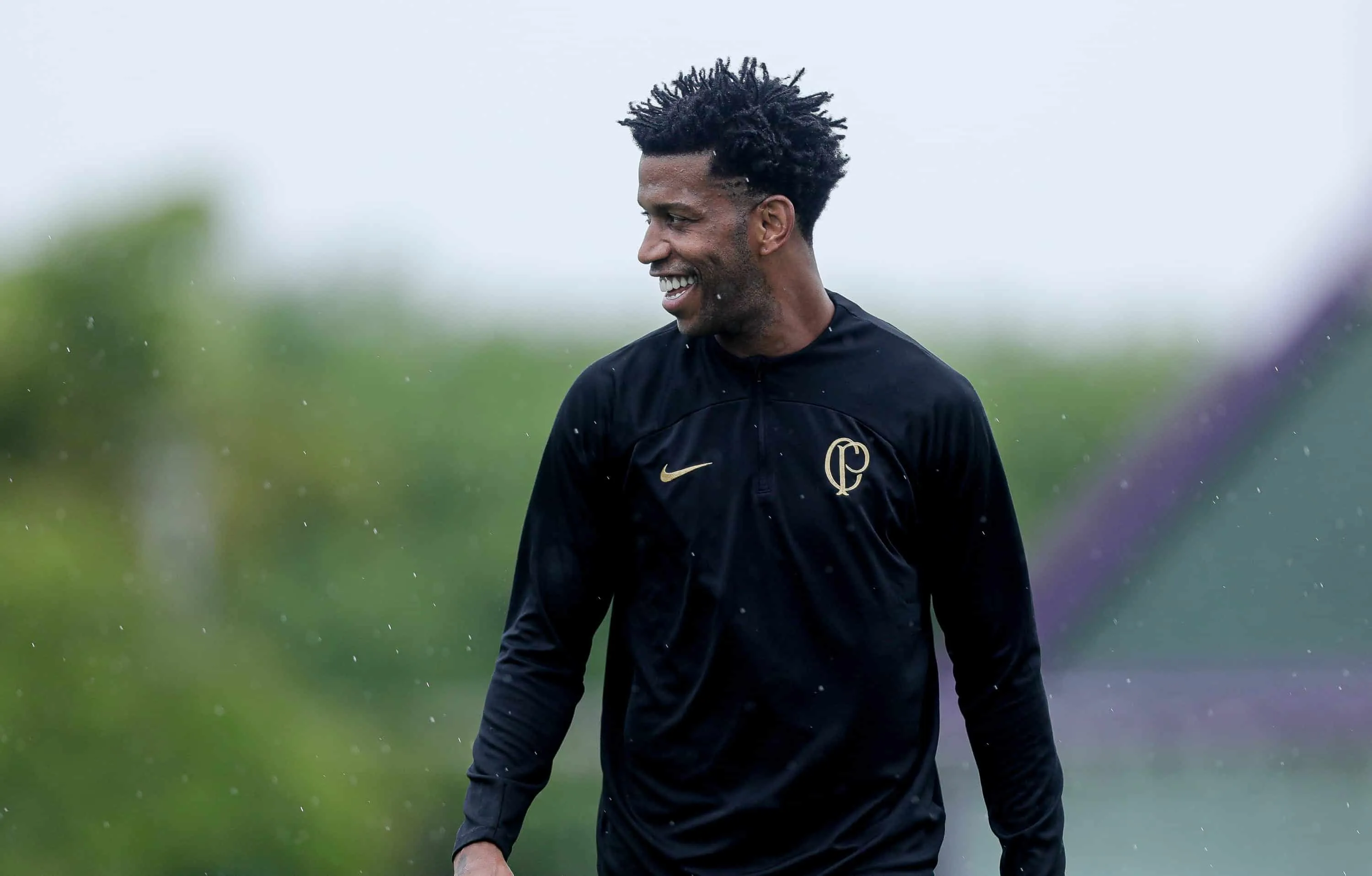 Essencial ao Corinthians e com contrato no fim, Gil gera d&uacute;vida: deve ou n&atilde;o ficar?