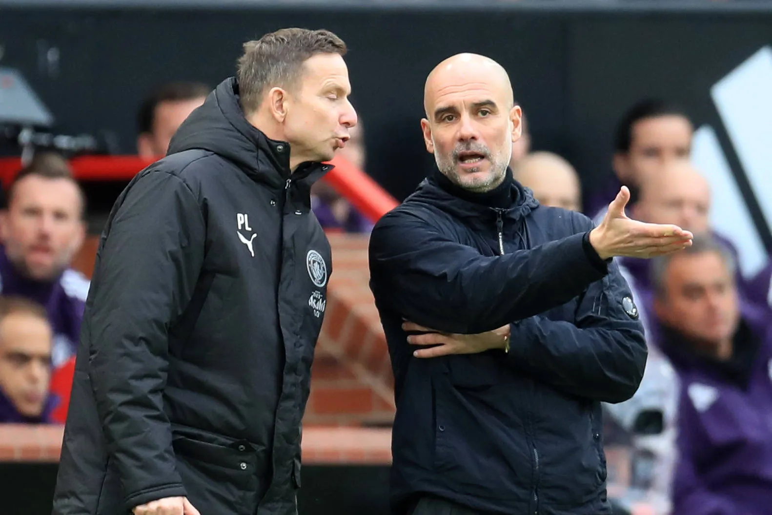 Pep Lijnders e Guardiola em jogo do Manchester City