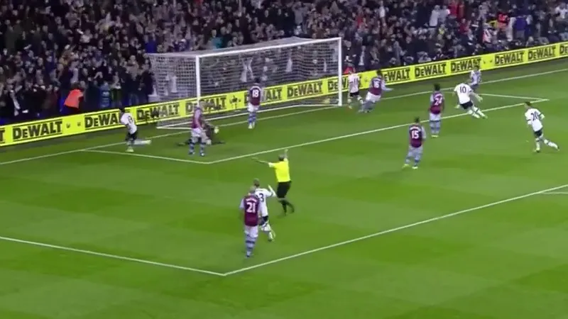 O &aacute;rbitro Mike Dean meio que comemorou um gol do Tottenham (de novo)