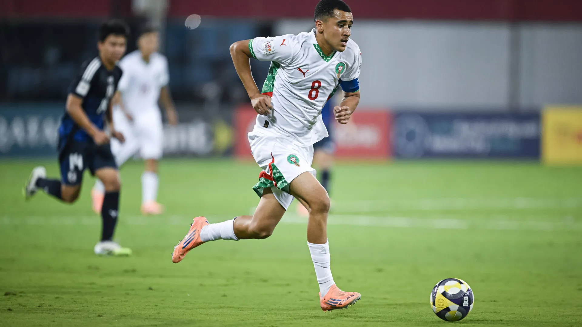 Abdellah Ouazane, meia-atacante do Marrocos, com a bola durante a partida contra o Jap&atilde;o pela Copa do Mundo Sub-17 de 2025, em 3 de novembro de 2025.