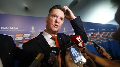J&aacute; em treinos para a Copa, Holanda pensa em estilo mais defensivo