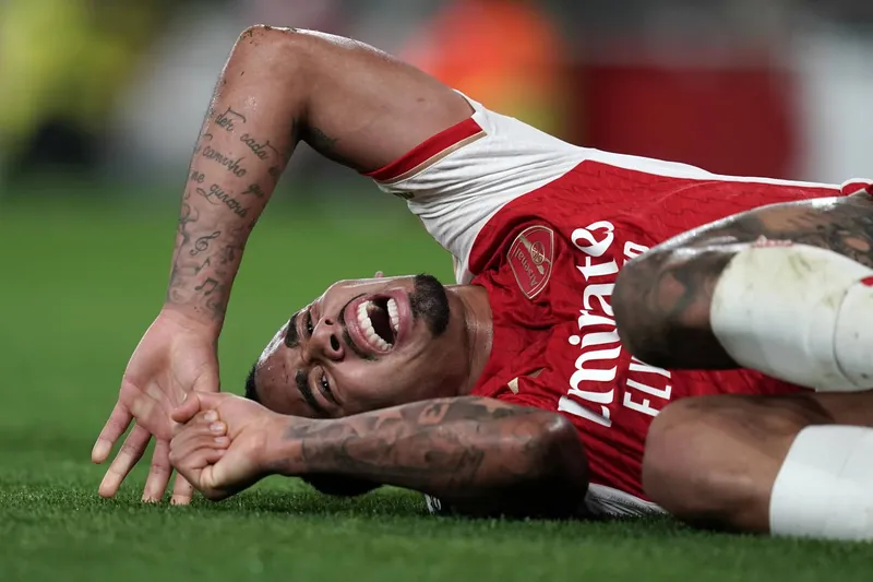 Gabriel Jesus sente les&atilde;o durante jogo do Arsenal