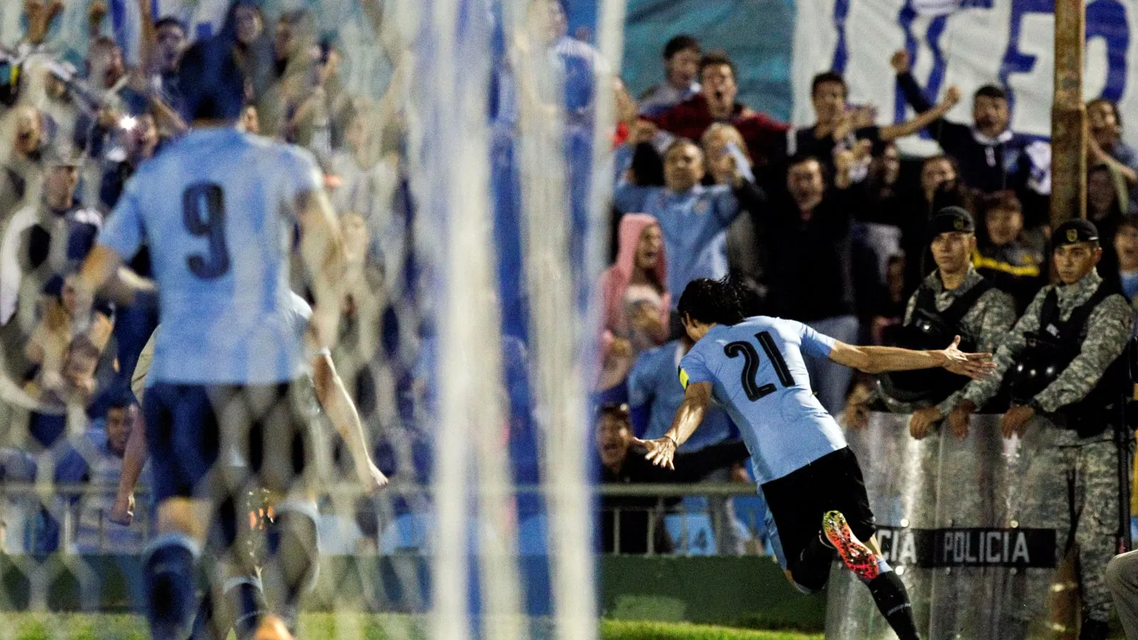 Na briga de foice das Eliminat&oacute;rias, a dupla fant&aacute;stica fez o Uruguai despontar &agrave; lideran&ccedil;a