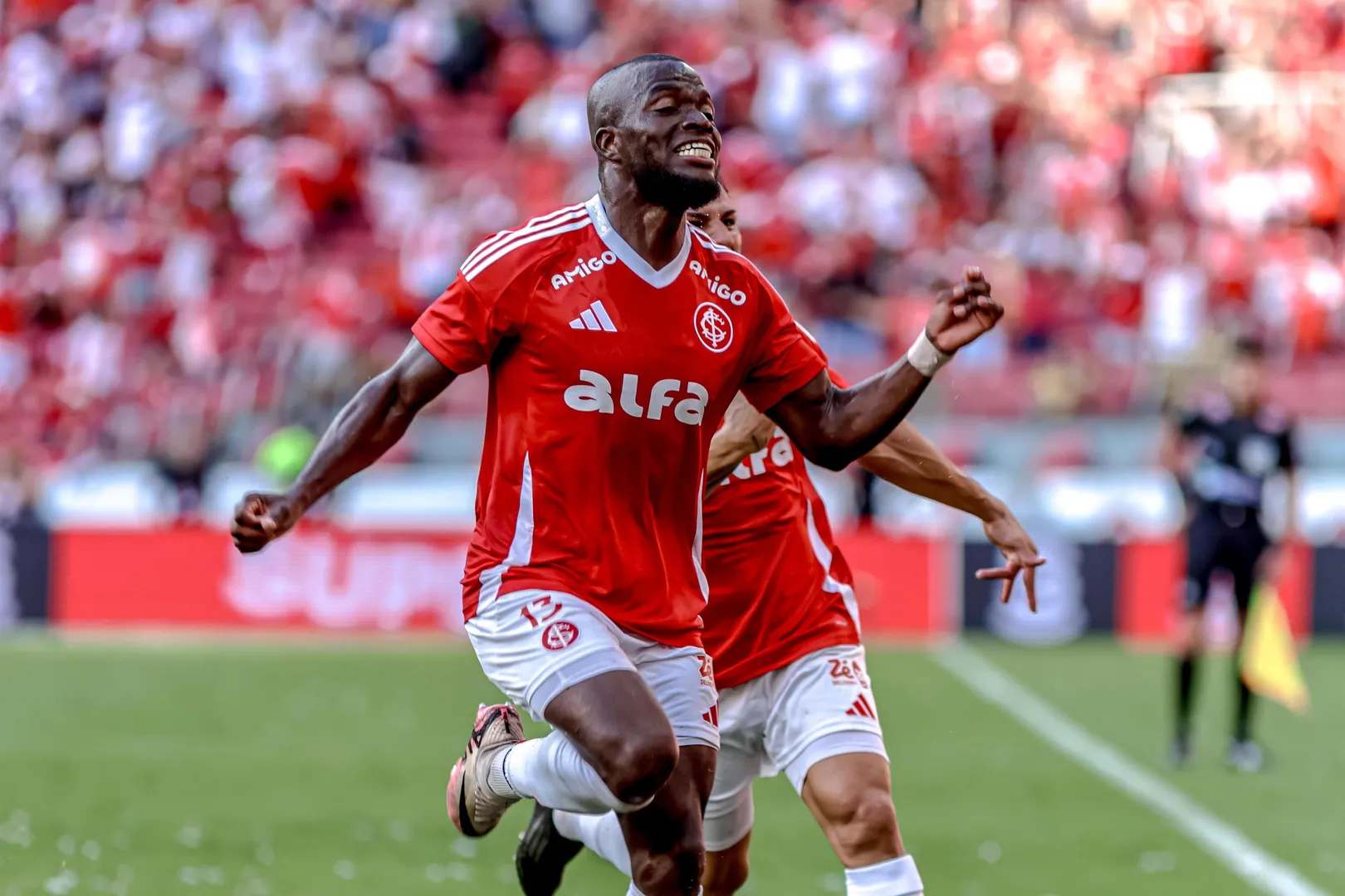 Enner Valencia comemora ap&oacute;s marcar gola&ccedil;o para o Internacional (Foto: Alex Viana/Ag&ecirc;ncia F8/Gazeta Press)