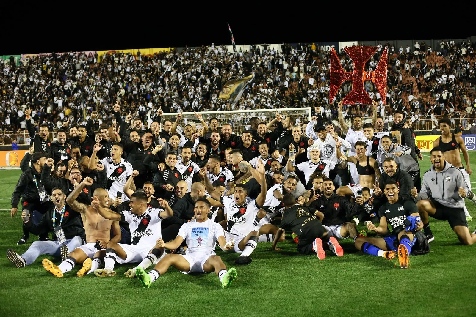 Com recentes sa&iacute;das, Vasco tem apenas tr&ecirc;s remanescentes da S&eacute;rie B de 2022 no atual elenco