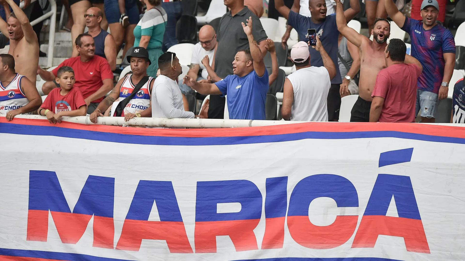 Torcida do Maric&aacute; comemora vit&oacute;ria contra o Botafogo (Foto: Thiago Ribeiro/AGIF/Gazeta Press)