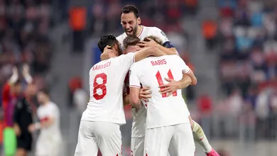 Turquia conta com falha de Livakovic para bater a Cro&aacute;cia na estreia de Montella