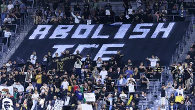 Antes do Mundial, torcedores do LAFC protestam contra repress&atilde;o &agrave; imigra&ccedil;&atilde;o de Trump