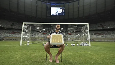 Com os p&eacute;s na cal&ccedil;ada da fama do Mineir&atilde;o, Hulk se eterniza ainda mais como um &iacute;dolo de Minas