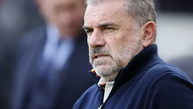 T&eacute;cnico amea&ccedil;ado na Premier League faz mon&oacute;logo de cinco minutos para explicar perman&ecirc;ncia