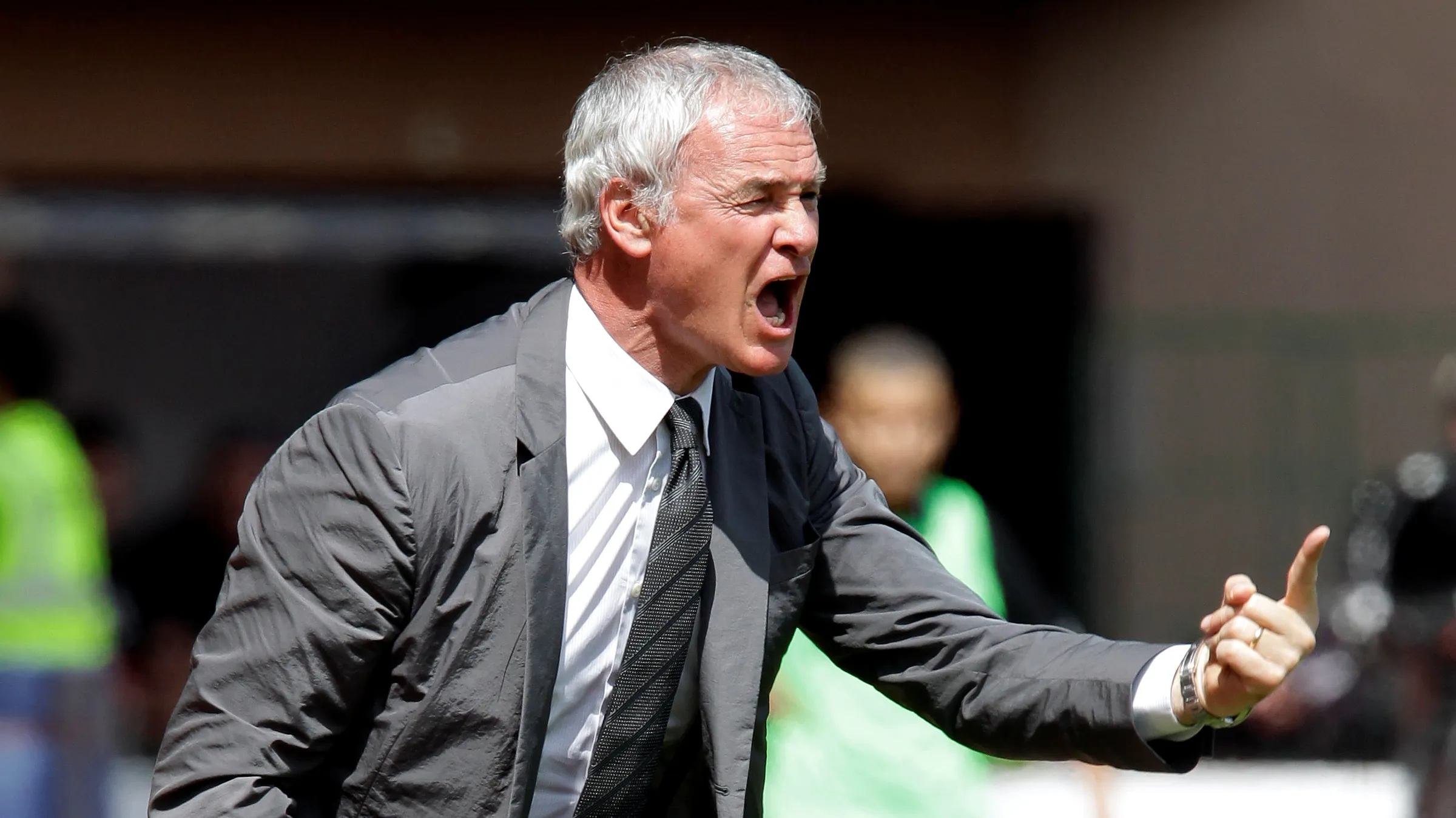 Dinheiro na m&atilde;o, s&oacute; vendaval. E ainda confiam em Ranieri