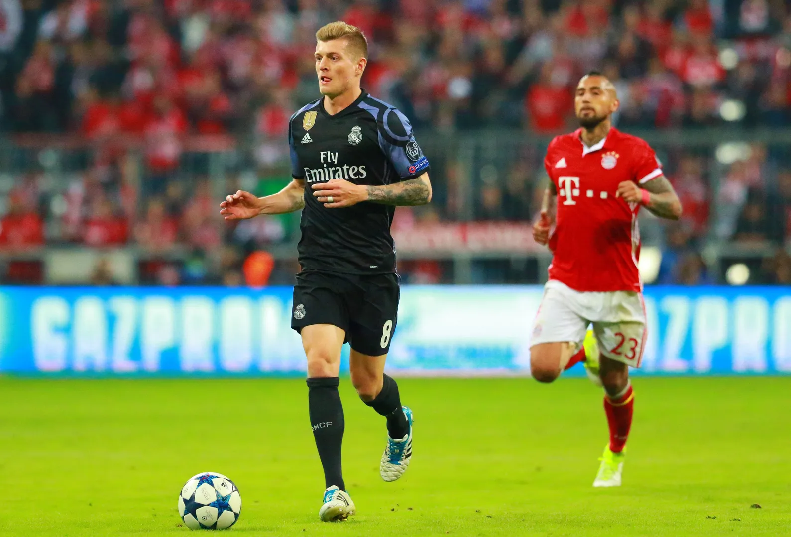 Kroos e Vidal durante um Bayern de Munique x Real Madrid