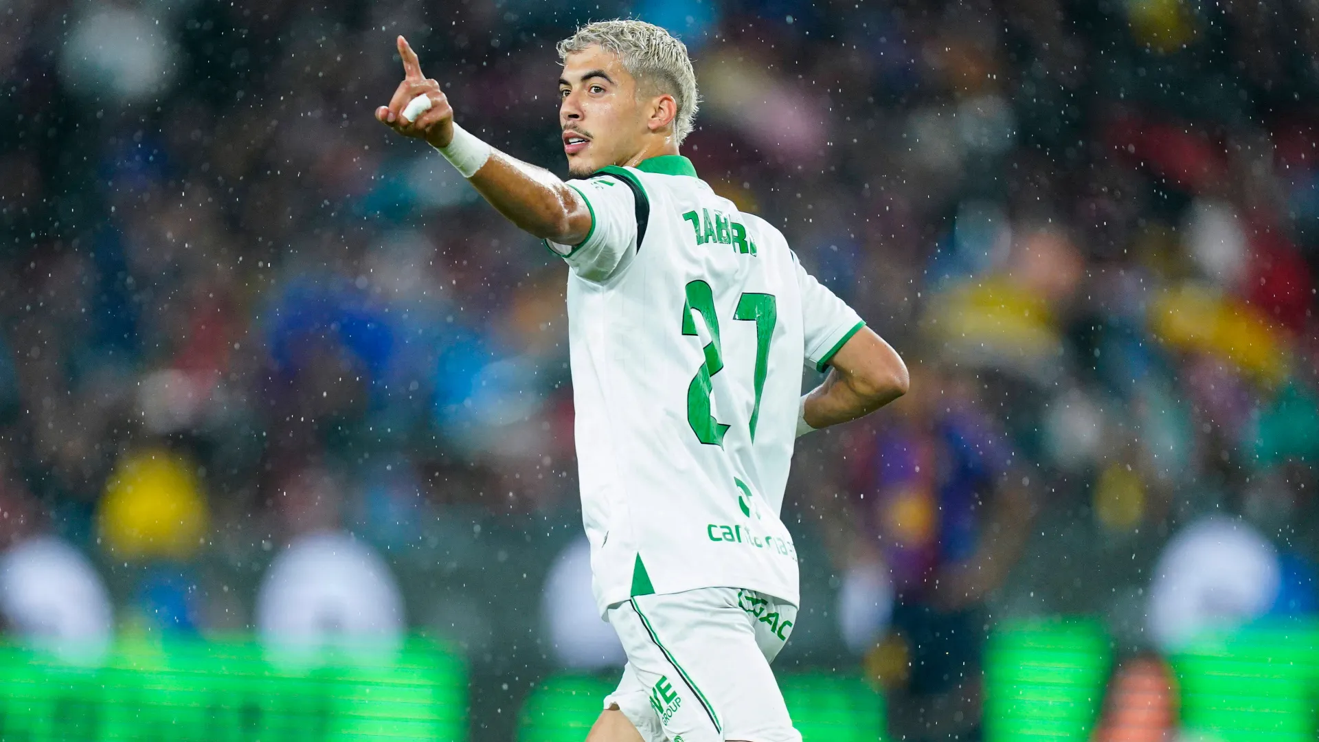 Yassir Zabiri, atacante do Racing Santander, celebra seu gol na partida da LaLiga contra o FC Barcelona, no Spotify Camp Nou, em Barcelona, na Espanha, em 16 de setembro de 2026.