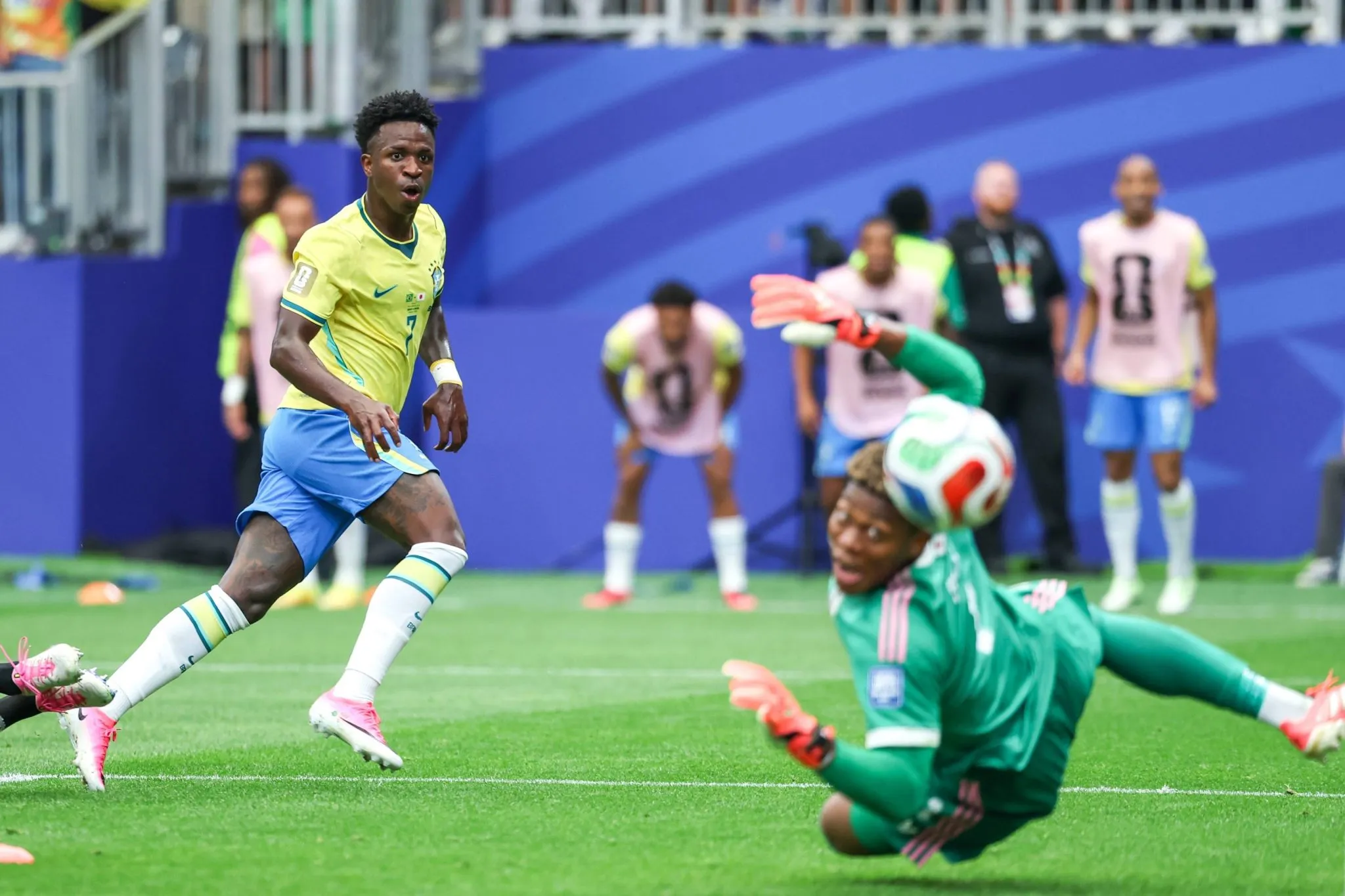 Vinicius Jr. durante lance importante em partida entre Brasil e Jap&atilde;o na Copa do Mundo (Foto: IMAGO / Brazil Photo Press)