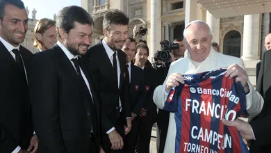 Cinco momentos que provam que Francisco &eacute; o Papa mais boleiro