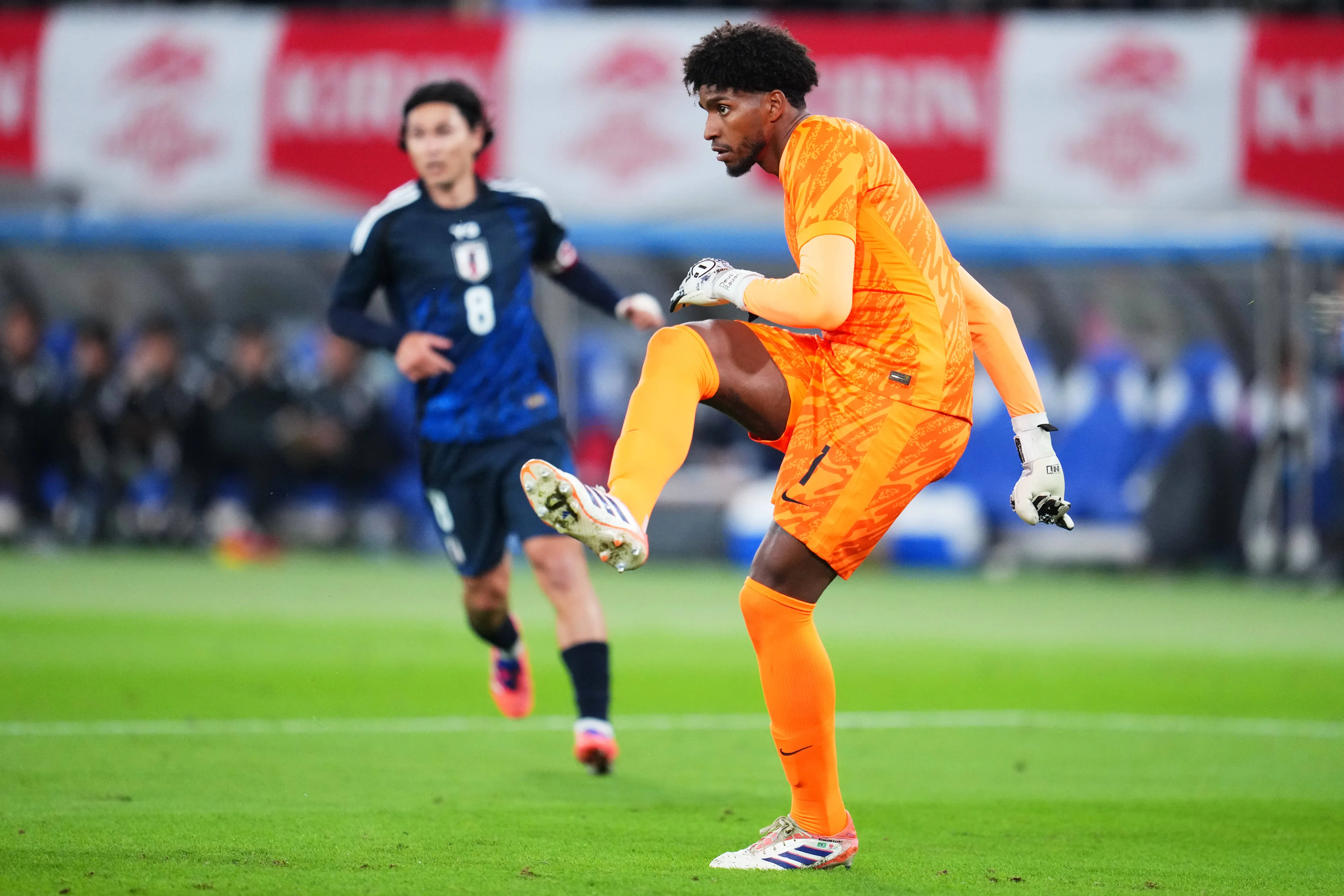 Hugo Souza em a&ccedil;&atilde;o durante Jap&atilde;o 3 x 2 Brasil 