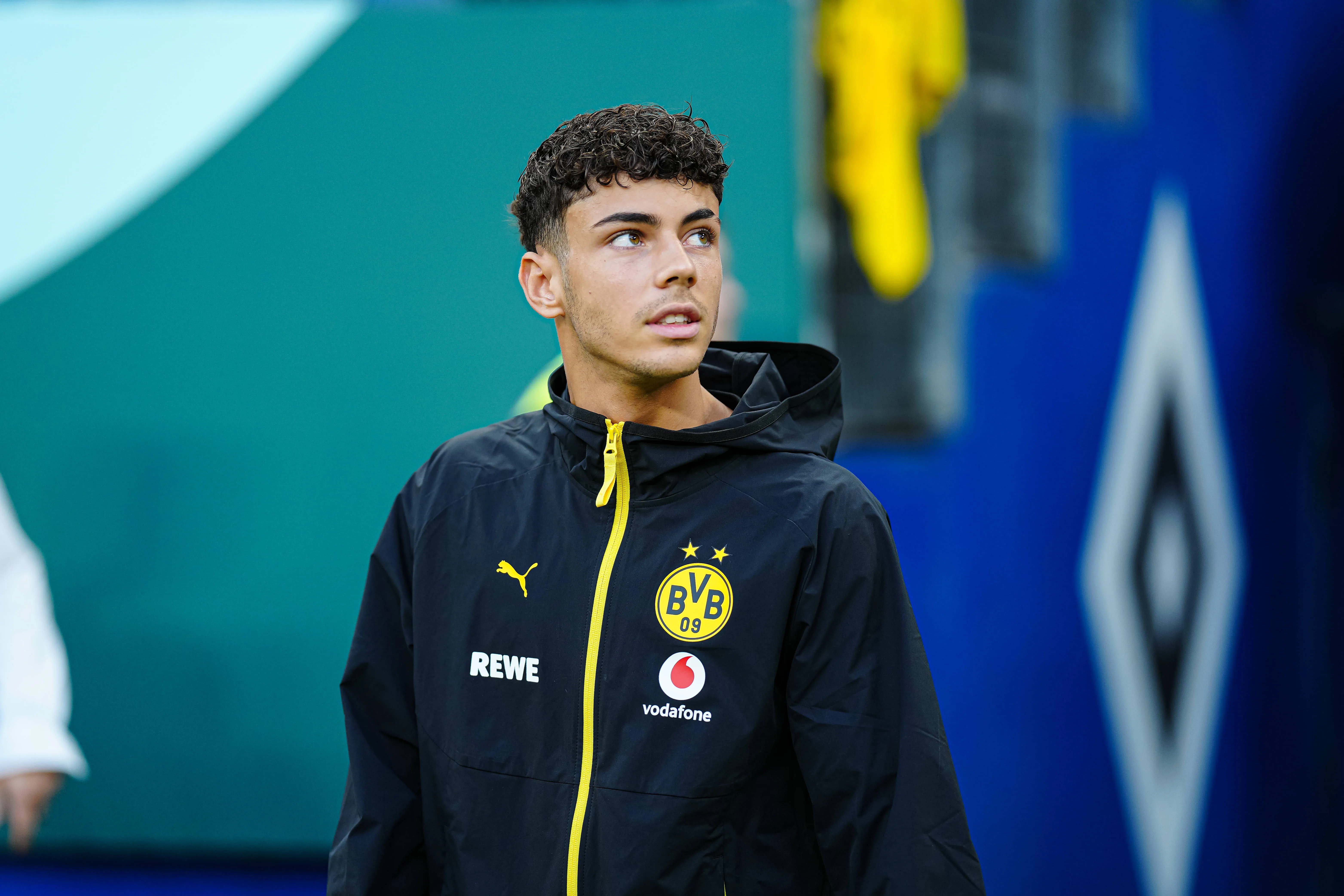 Samuele Inácio durante entrada em campo do Borussia Dortmund