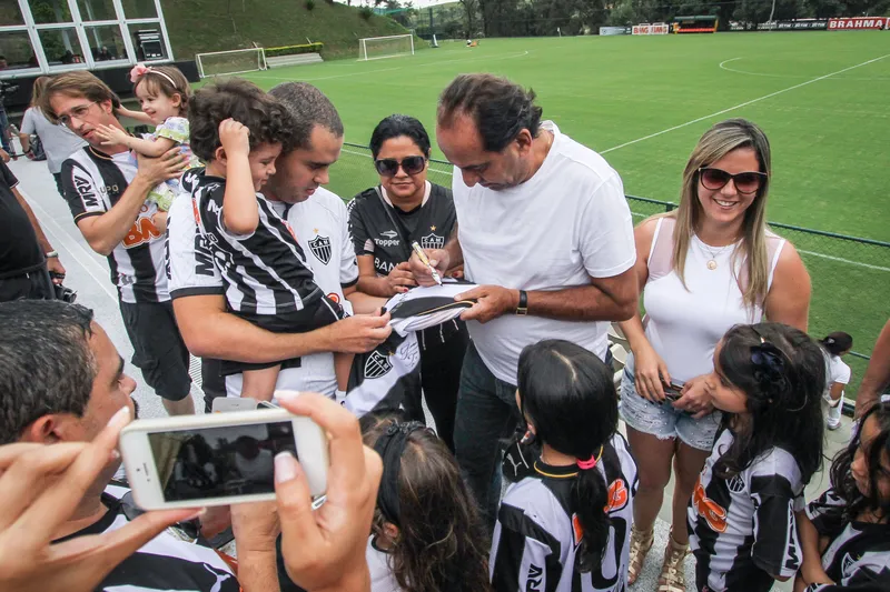 Kalil dando aut&oacute;grafos a torcedores do Galo quando era presidente