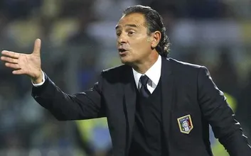 Prandelli considera levar Totti para a Copa de 2014