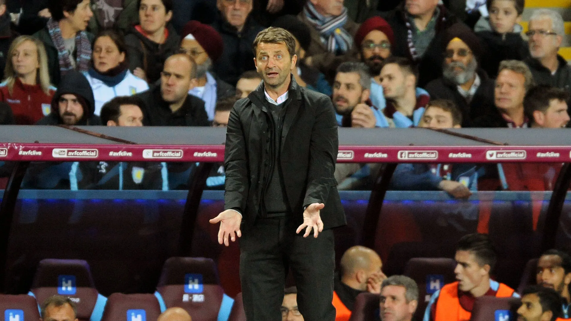 Na Inglaterra t&eacute;cnico tamb&eacute;m cai: Sherwood &eacute; demitido do lanterna Aston Villa