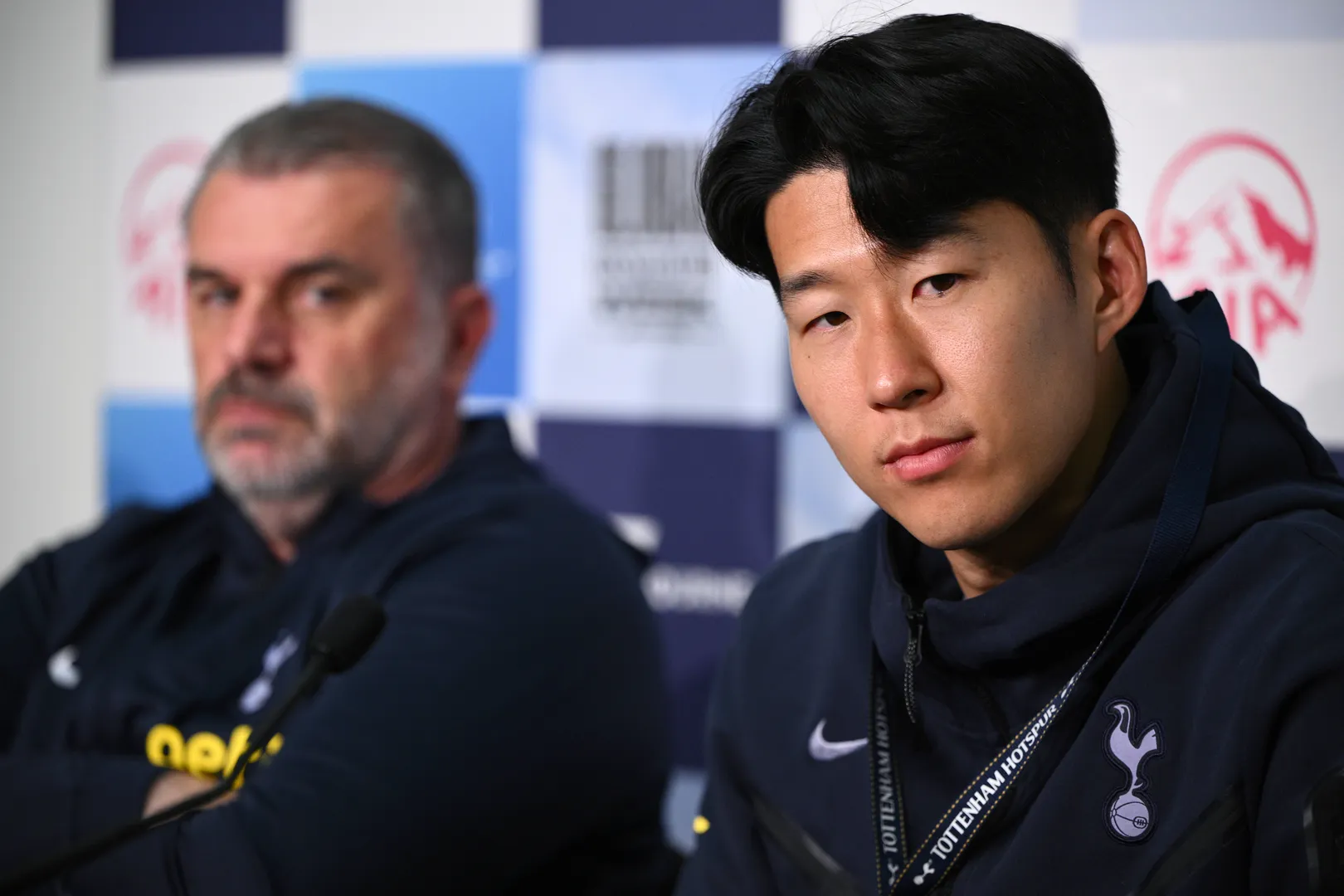 Son e Postecoglou durante entrevista coletiva