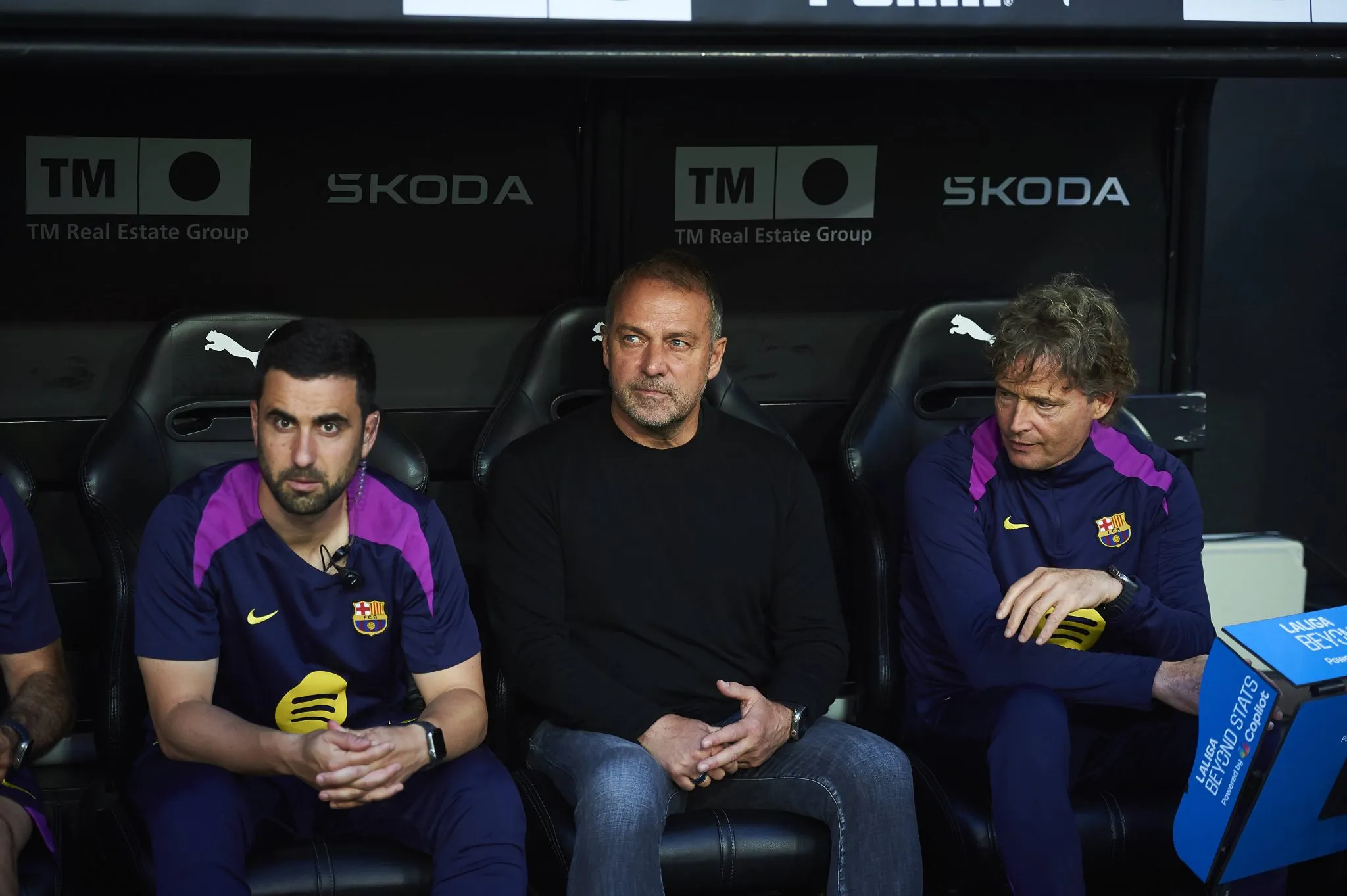 Hansi Flick e auxiliares no banco de reservas do Barcelona