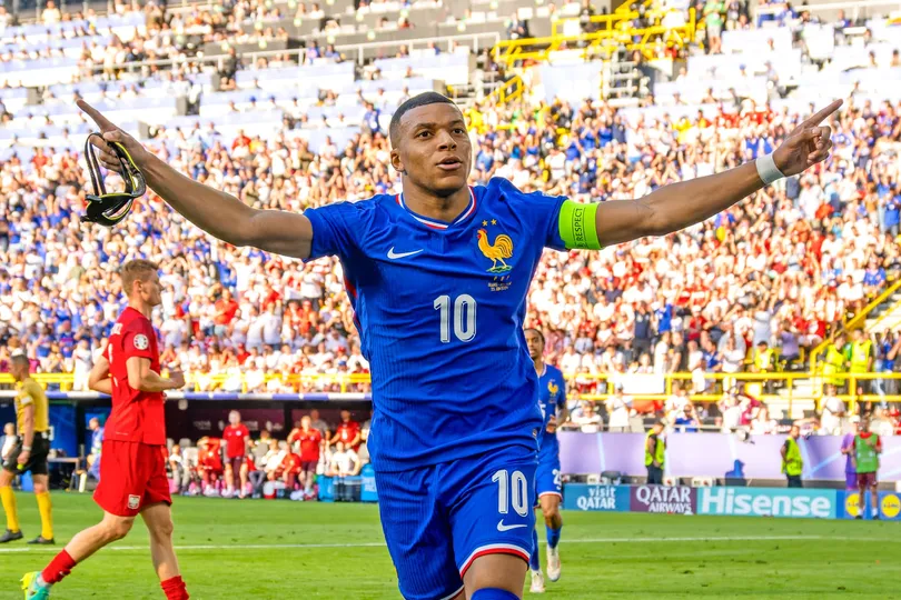 Mbapp&eacute; comemora gol em Fran&ccedil;a x Pol&ocirc;nia