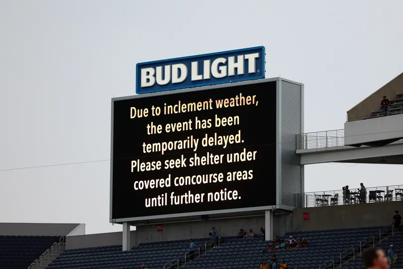O tel&atilde;o do Camping World Stadium anunciava um atraso indefinido para o confronto entre Barcelona e Manchester City em virtude das fortes tempestades. Foto: Icon Sport