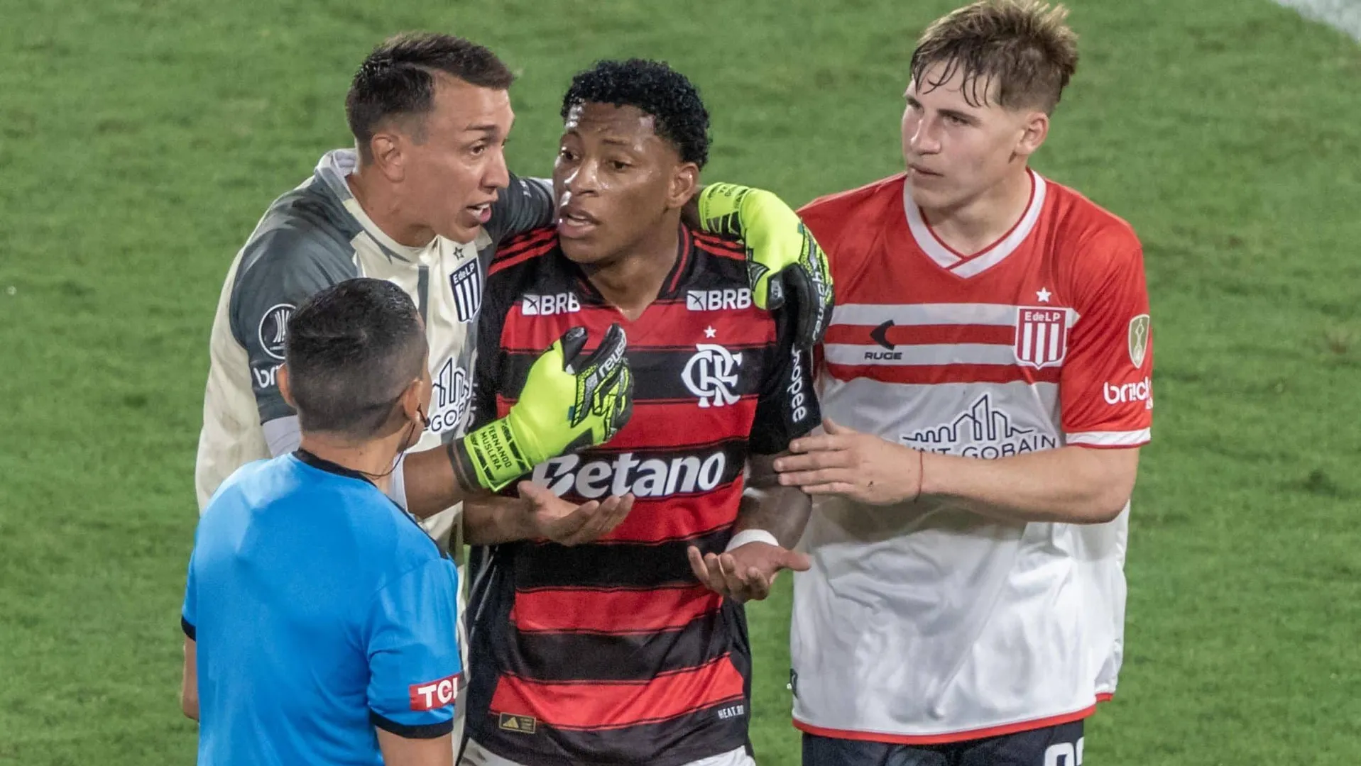 Plata conversa com &aacute;rbitro ap&oacute;s expuls&atilde;o (Foto: Maga Jr/Ag&ecirc;ncia F8/Gazeta Press)