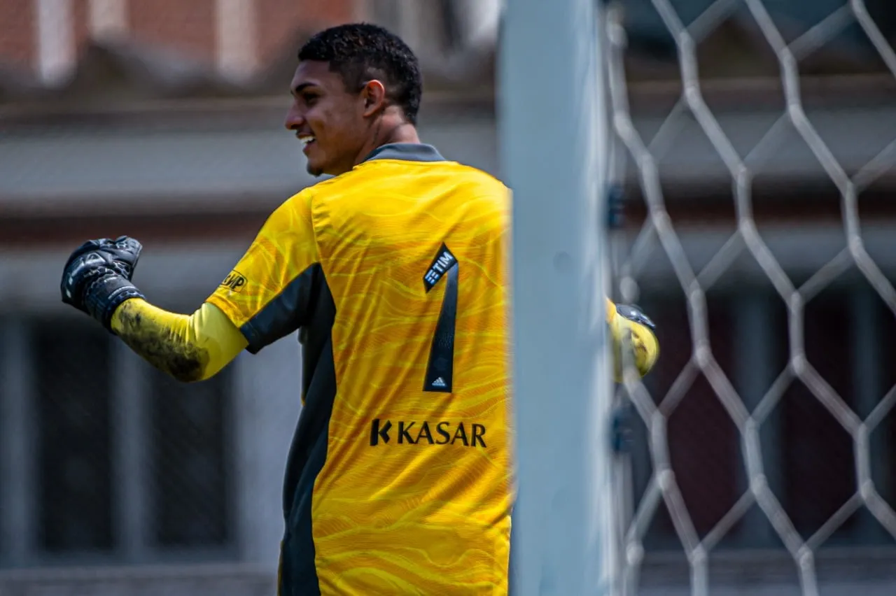 Sobrevivente de inc&ecirc;ndio no Ninho &eacute; her&oacute;i de t&iacute;tulo brasileiro sub-20 do Flamengo
