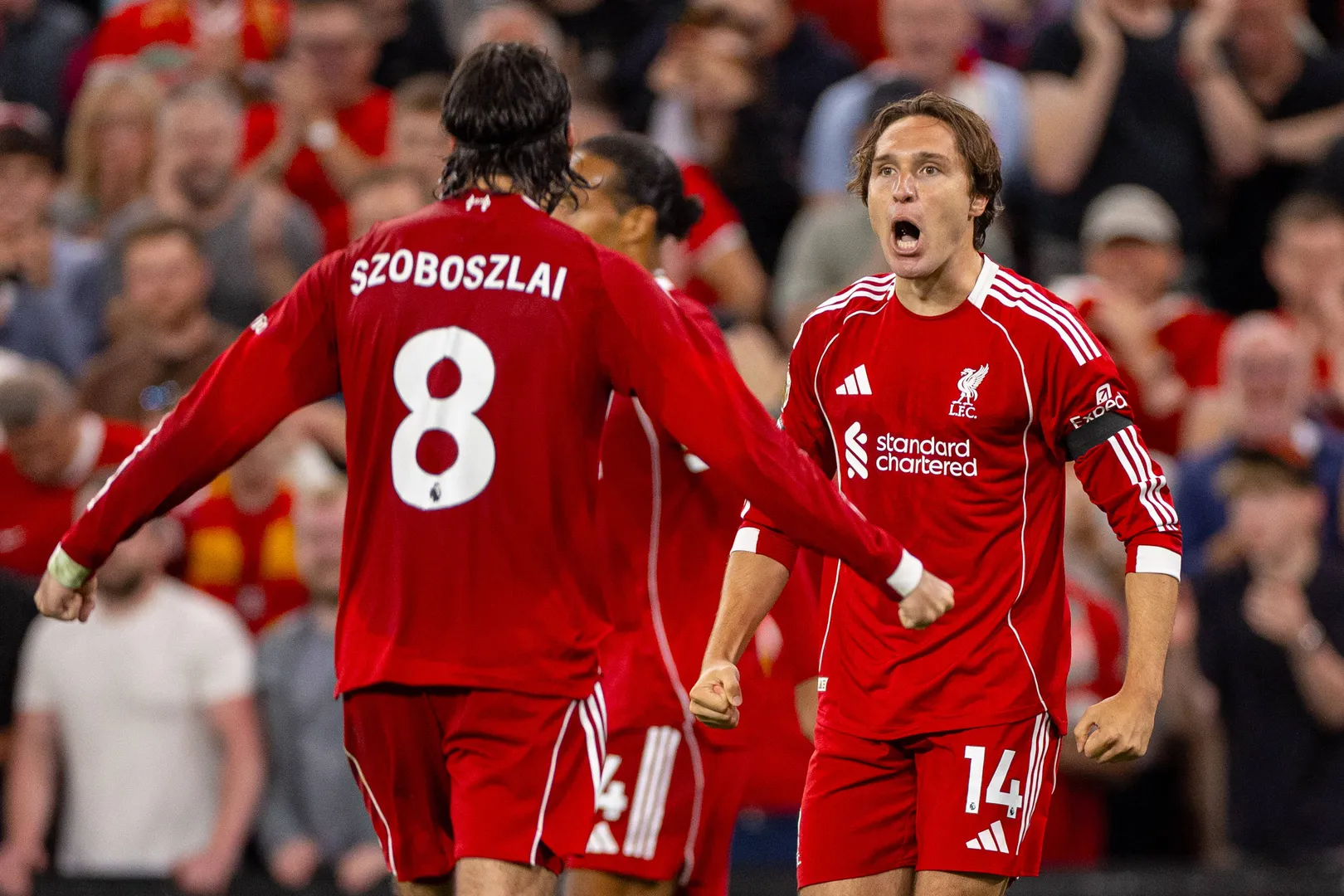 Chiesa celebra gol pelo Liverpool