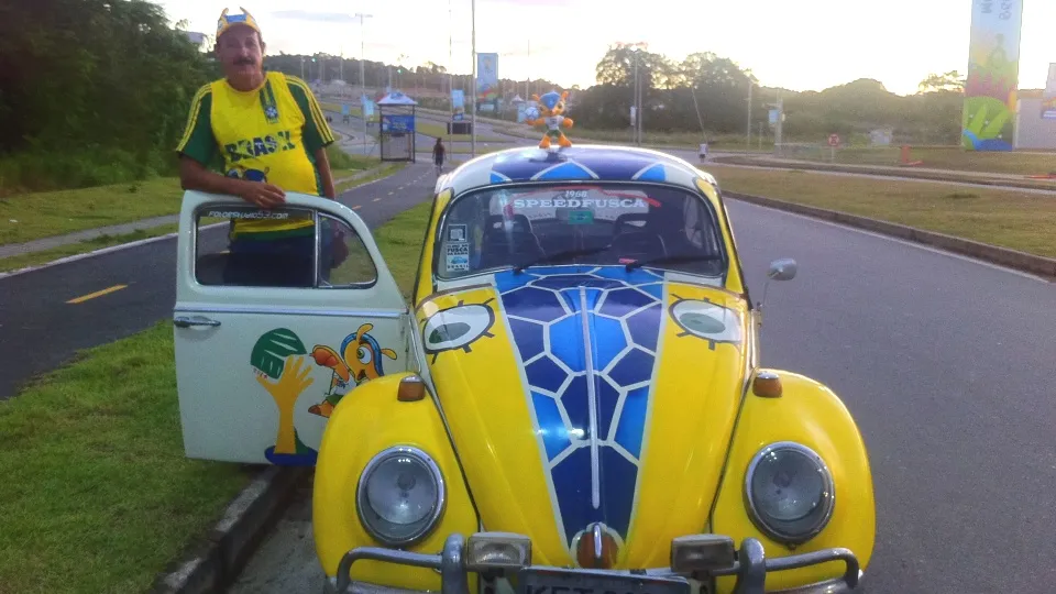 Seu Sebasti&atilde;o e o seu Fuleco de lata (Foto: Bruno Bonsanti/Trivela)