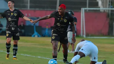 Vit&oacute;ria mostrou a for&ccedil;a de um campe&atilde;o e, com gola&ccedil;o de Osvaldo, complicou o Sport