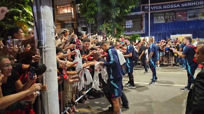 Torcida do Flamengo fechou rua para esperar a delega&ccedil;&atilde;o do clube (Foto: Gabriel Rodrigues/Trivela)