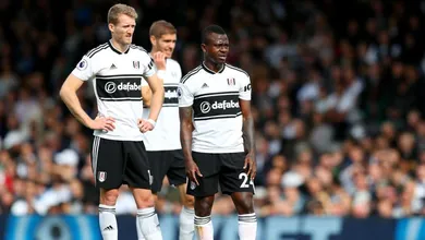 Defesa fr&aacute;gil, t&eacute;cnico pressionado e zona de rebaixamento: Fulham decepciona na Premier League
