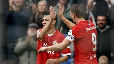O inclemente PSV destro&ccedil;a o Ajax de virada e deixa o rival, acredite, na lanterninha