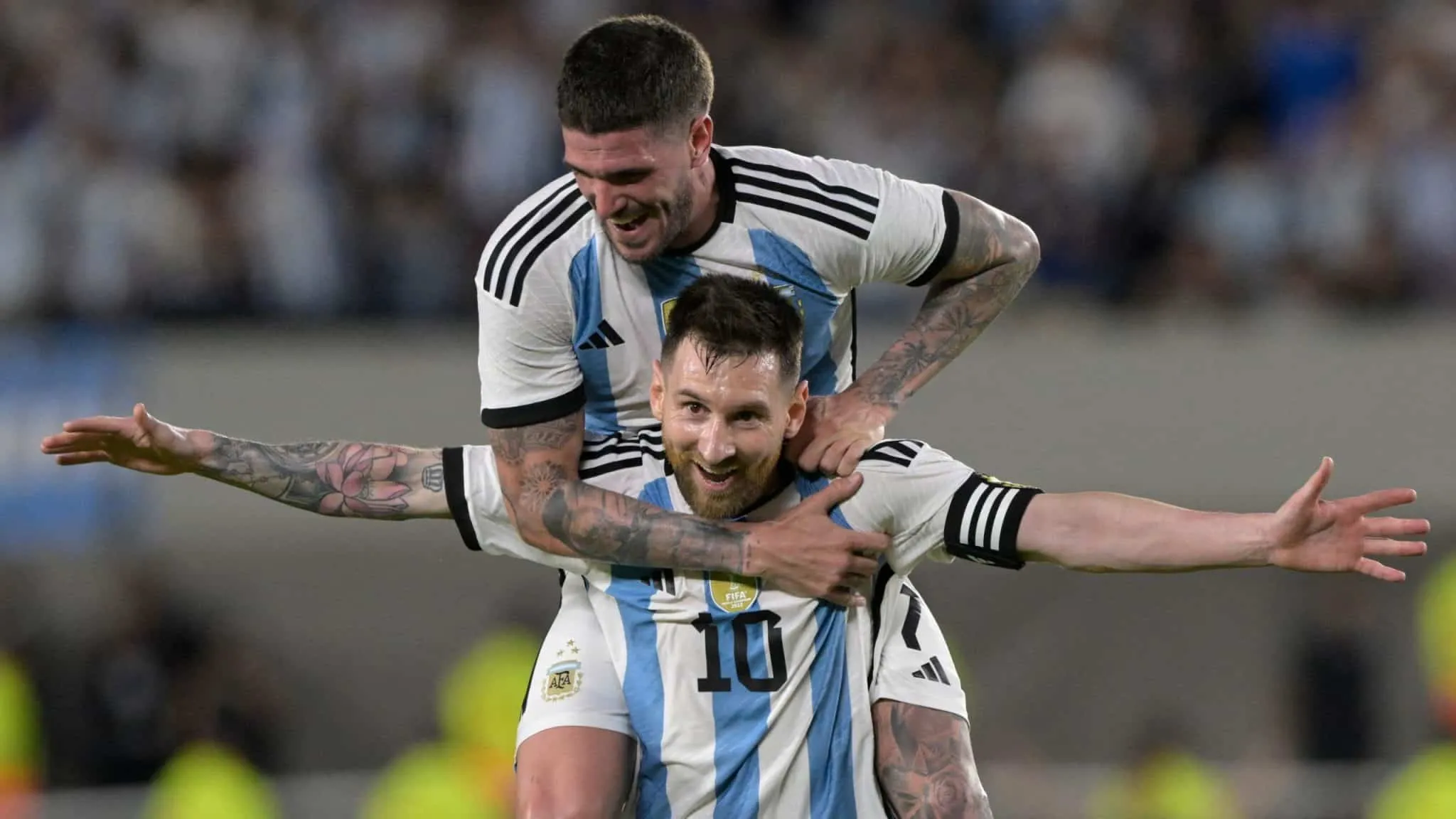 A recep&ccedil;&atilde;o aos campe&otilde;es do mundo foi fant&aacute;stica, e Messi marcou de falta para deixar a festa completa