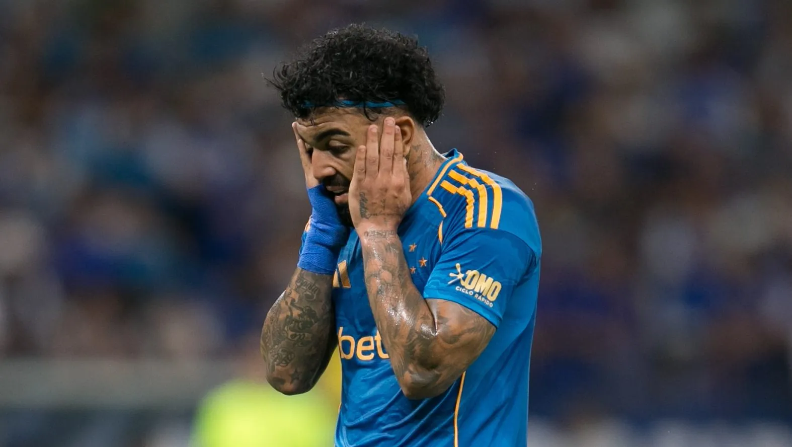 Cruzeiro peca nas defini&ccedil;&otilde;es, trope&ccedil;a no Sport e perde contato com lideran&ccedil;a