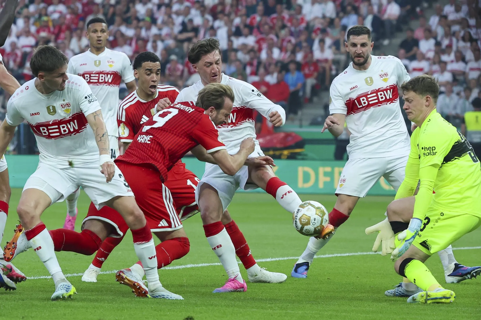 Kane briga na &aacute;rea na final da Copa da Alemanha