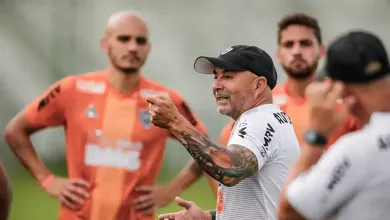 F&aacute;bio Santos &eacute; mais um a dizer que aprendeu muito com Sampaoli, o problema &eacute; que tem sempre um &lsquo;mas&rsquo; com o treinador